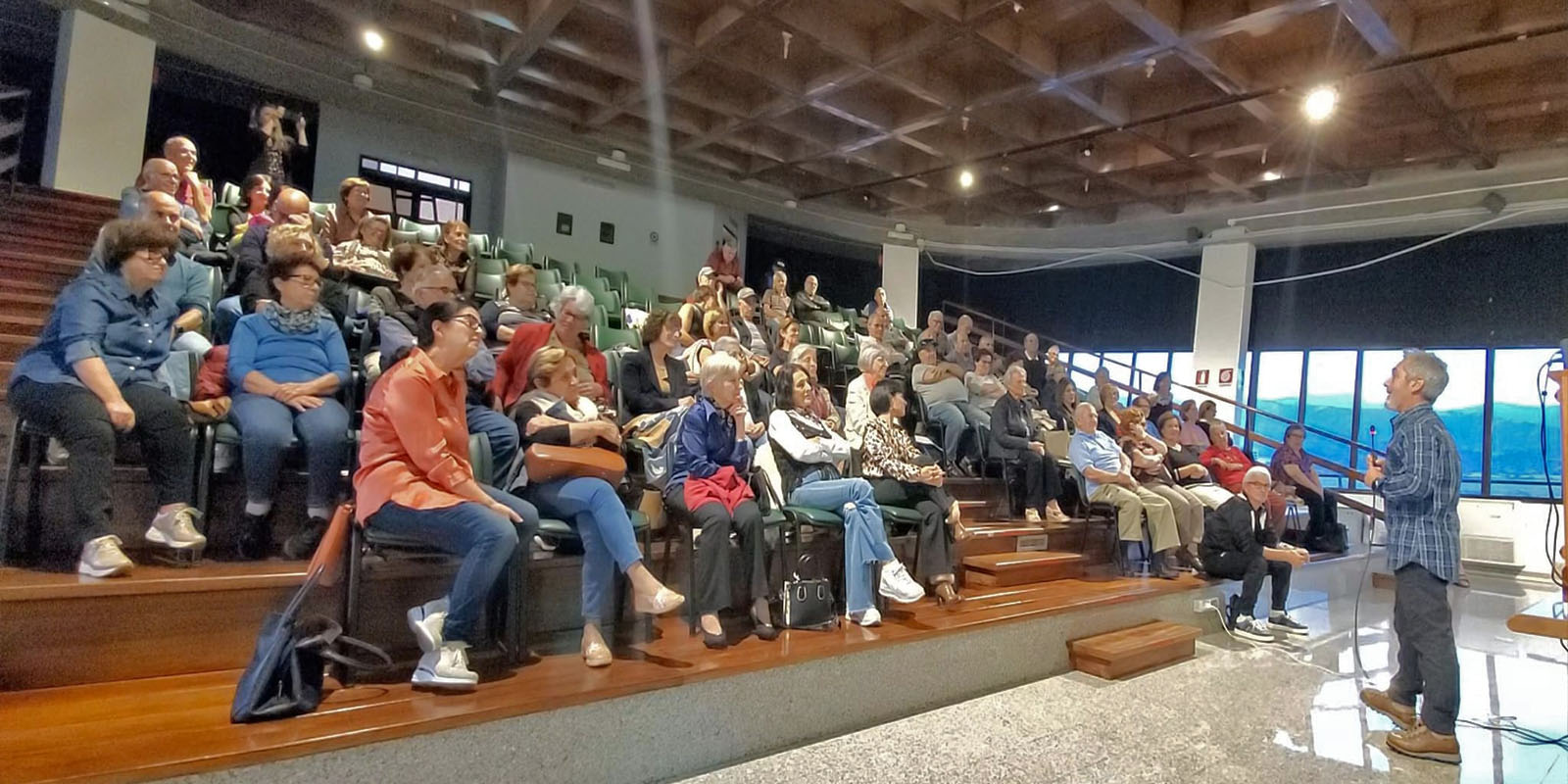 Sala conferenze gremita, il pubblico segue con interesse