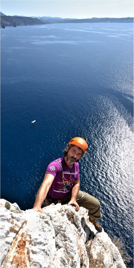 In sosta sul faraglione di Pan di Zucchero a Masua, sopra il mare