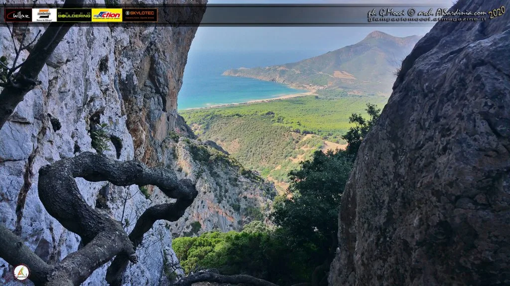 La vicina spiaggia di Portixeddu, vista dalla cima del Canyon
